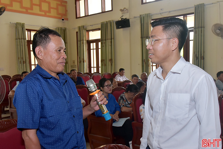 Lãnh đạo Phòng LĐ-TB&XH huyện Thạch Hà đối thoại, chia sẻ về các chính sách giảm nghèo cho đội ngũ cán bộ thôn.