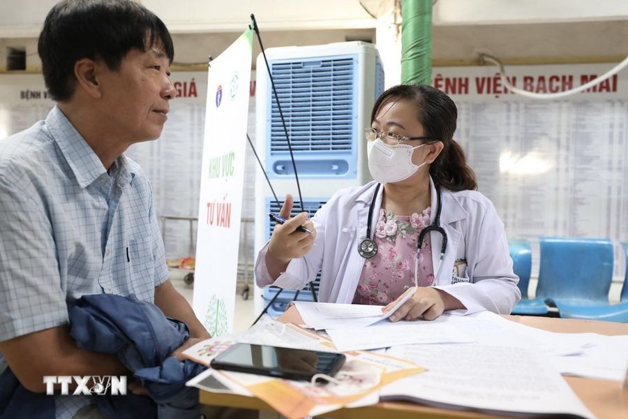 Bác sỹ Bệnh viện Bạch Mai tư vấn cho bệnh nhân. (Ảnh: Minh Quyết/TTXVN)