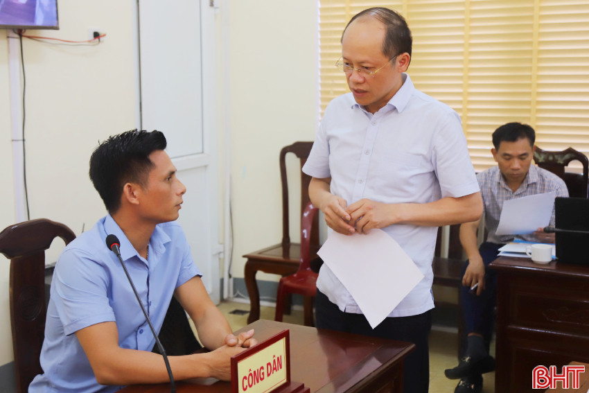 Phó Chủ tịch Thường trực UBND tỉnh Nguyễn Hồng Lĩnh giải thích cho công dân về việc giải quyết chế độ chính sách cho người có công trong phiên tiếp công dân tháng 6/2024.