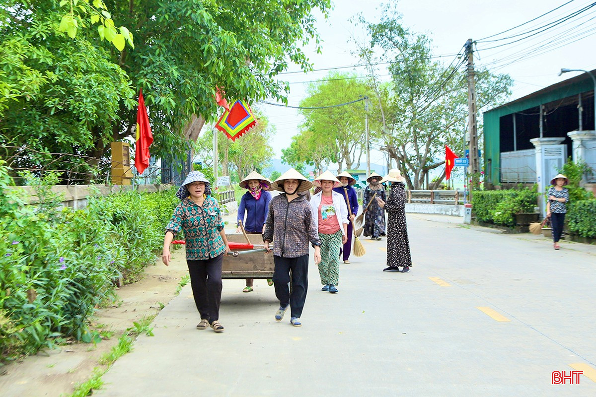 ពីផ្ទះ ផ្លូវថ្នល់ និងការងារសុខុមាលភាព សមាគម និងប្រជាពលរដ្ឋគ្រប់លំដាប់ថ្នាក់ត្រូវបានសម្អាត និងជួសជុលជាប្រចាំ បង្កើតឱ្យមានបរិស្ថានរស់នៅស្អាត-បៃតង។ Từ nhà ở, đường sá, các công trình phúc lợi đều được các cấp hội, bà con nhân dân vệ sinh, chỉnh trang đều đặn, tạo môi trường sống xanh - sạch - đẹp.