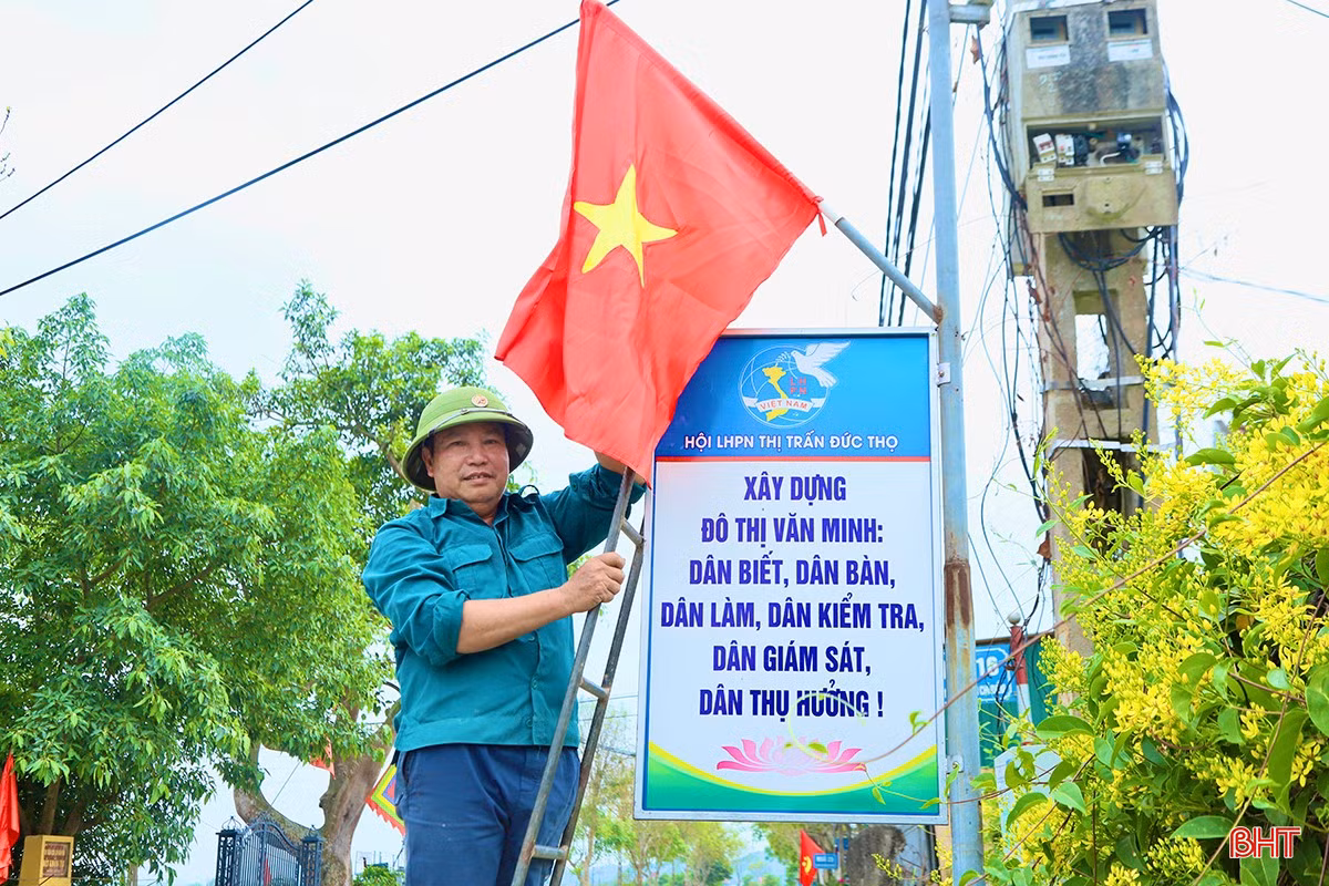 Ông Nguyễn Ngọc Tâm - Bí thư Chi bộ TDP Đại Nghĩa, thị trấn Đức Thọ chia sẻ: "Dù đã sớm đạt chuẩn TDP kiểu mẫu, trở thành điểm sáng trong xây dựng NTM, song người dân vẫn thường xuyên ra quân để nâng cấp, củng cố các tiêu chí. Dịp nghỉ lễ 30/4 và 1/5, hơn 100 người dân từ các cấp hội được phát động tham gia thực hiện các phần việc. Trong đó, tập trung chỉnh trang các công trình chung, đường giao thông, treo hơn 120 cờ Tổ quốc, cờ Đảng...".