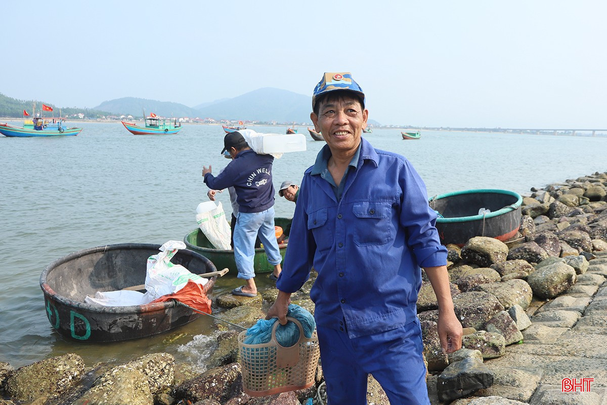 Ông Hoàng Hiệu (thôn Hải Bắc, xã Cẩm Nhượng, Cẩm Xuyên) chia sẻ: "Thông thường chúng tôi sẽ xuất phát từ 16 giờ mỗi ngày và trở về vào sáng sớm hôm sau. Mỗi chuyến vươn khơi kéo dài 10 - 12 tiếng. Đang vào mùa cao điểm tiêu thụ hải sản, giá các loại hàng đều tăng từ 10 - 20% nên ngư dân có thêm động lực để bám biển mỗi ngày". Ông Hoàng Hiệu (thôn Hải Bắc, xã Cẩm Nhượng, Cẩm Xuyên) chia sẻ: "Thông thường chúng tôi sẽ xuất phát từ 16 giờ mỗi ngày và trở về vào sáng sớm hôm sau. Mỗi chuyến vươn khơi kéo dài 10 - 12 tiếng. Đang vào mùa cao điểm tiêu thụ hải sản, giá các loại hàng đều tăng từ 10 - 20% nên ngư dân có thêm động lực để bám biển mỗi ngày".