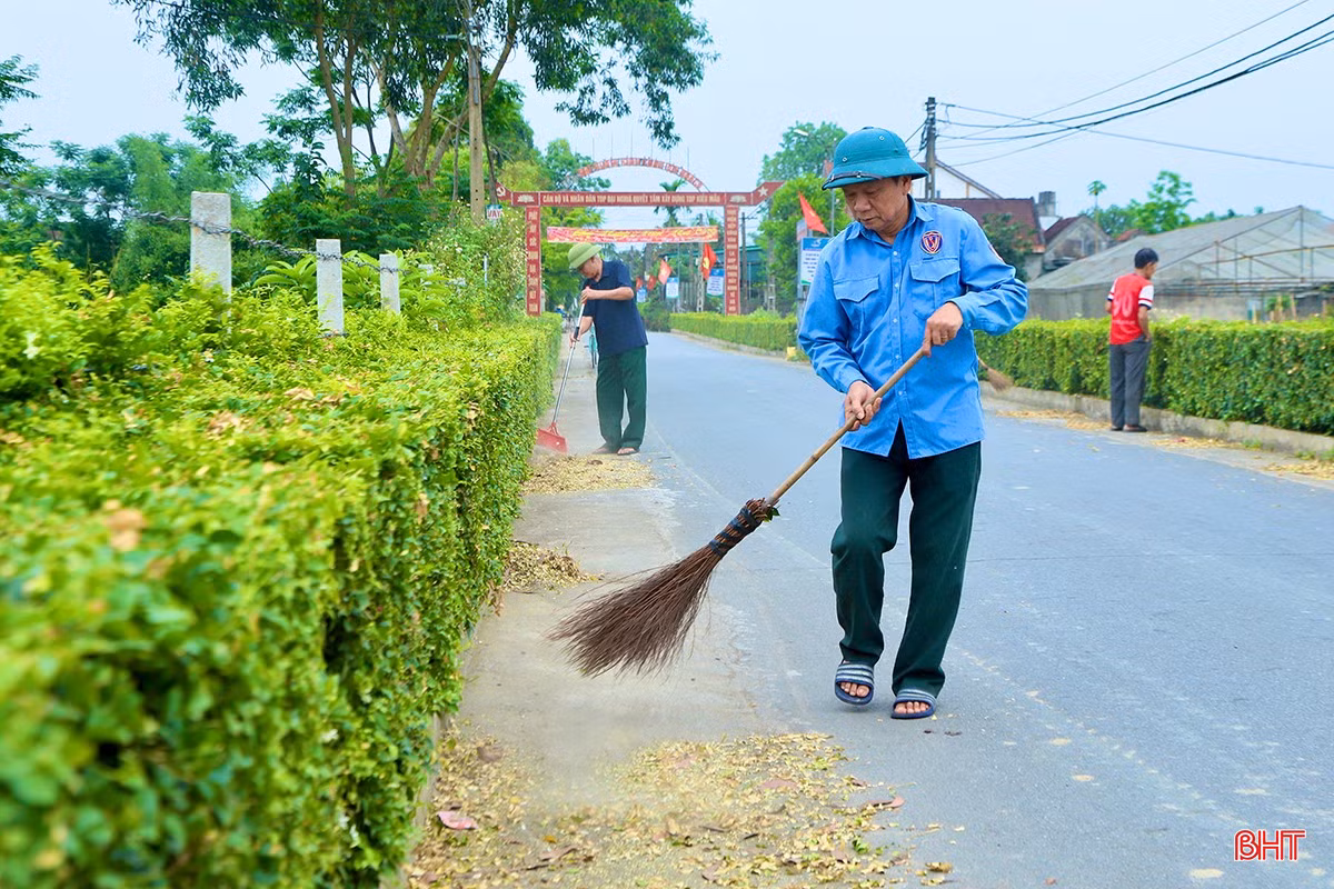 Không ai bảo ai, người dân thị trấn Đức Thọ cùng chung tay thực hiện các phần việc xây dựng NTM tại địa phương.