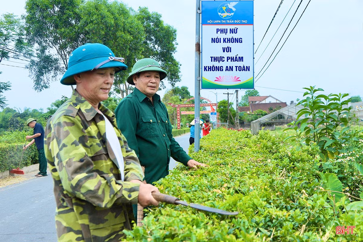 Ông Nghiêm Xuân Ngọ (bên phải) ở TDP Đại Nghĩa, thị trấn Đức Thọ cho biết: "Xác định xây dựng NTM là việc làm thường xuyên, hướng tới nâng cao chất lượng cuộc sống, vì vậy, không kể các ngày trong tuần hay các dịp nghỉ lễ, hễ có thời gian, chúng tôi đều tranh thủ chỉnh trang đường làng ngõ xóm, vệ sinh nhà cửa".