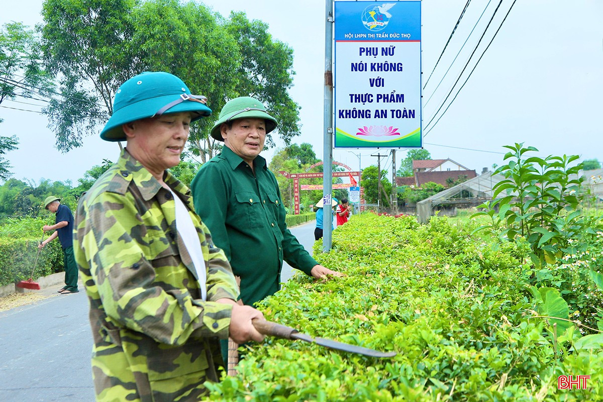 លោក Nghiem Xuan Ngo (ស្តាំ) នៅតំបន់លំនៅឋាន Dai Nghia ទីក្រុង Duc Tho បានមានប្រសាសន៍ថា៖ “ការកំណត់ថា ការកសាងជនបទថ្មីគឺជាការងារទៀងទាត់ សំដៅលើកកំពស់គុណភាពជីវិត ដូច្នេះហើយ មិនថាថ្ងៃធ្វើការ ឬថ្ងៃបុណ្យអ្វីទេ ពេលណាយើងមានពេល យើងឆ្លៀតឱកាសរៀបចំផ្លូវភូមិ និងផ្លូវលំ និងសម្អាតផ្ទះរបស់យើង”។ Ông Nghiêm Xuân Ngọ (bên phải) ở TDP Đại Nghĩa, thị trấn Đức Thọ cho biết: "Xác định xây dựng NTM là việc làm thường xuyên, hướng tới nâng cao chất lượng cuộc sống, vì vậy, không kể các ngày trong tuần hay các dịp nghỉ lễ, hễ có thời gian, chúng tôi đều tranh thủ chỉnh trang đường làng ngõ xóm, vệ sinh nhà cửa".