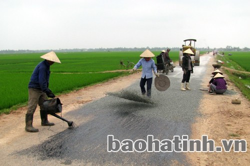 Công ty CP xây dựng Thạch Bàn (TP Hà Tĩnh) tiến hành thảm nhựa đường GTNT xã Cẩm Thăng (Cẩm Xuyên)