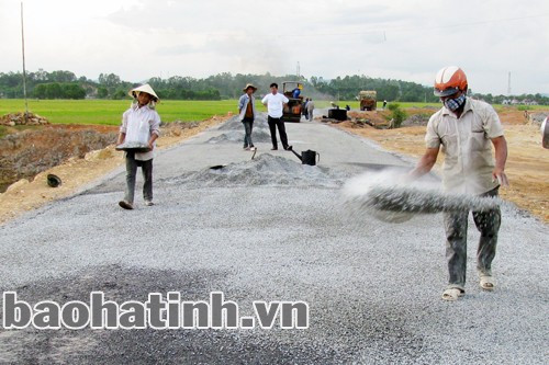 Công nhân Công ty TNHH Vĩnh Phúc (TP Hà Tĩnh) khẩn trương thi công công trình đường đến trung tâm xã Phúc Lộc (Can Lộc).
