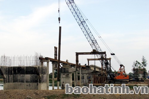 Công ty CP xây dựng cầu đường 363 Hà Nội tiến hành lao dầm số 2 cầu Phúc Lộc (Can Lộc)