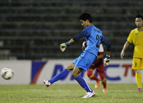 Thủ môn Minh Long đá hỏng 11 mét. Ảnh: Đức Đồng.