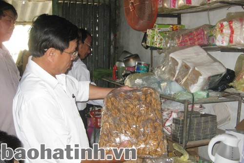 Đoàn liên ngành VSATTP Thạch Hà kiểm tra cửa hàng bánh kẹo tại xã Thạch Long