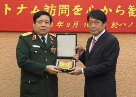 Bộ trưởng Phùng Quang Thanh tặng quà lưu niệm cho Bộ trưởng Itsunori Onodera