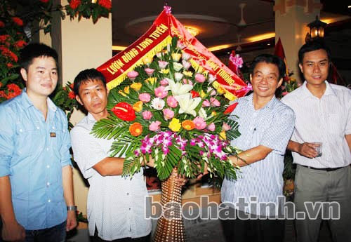 Du khách tỉnh bạn đến chia vui