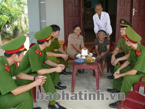 Trao đổi, vận động người dân làm tốt công tác ANTT