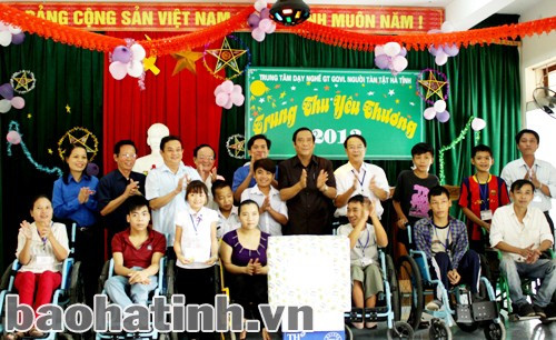 Bí thư Tỉnh ủy Nguyễn Thanh Bình tặng quà trung thu cho các em học sinh khuyết tật đang học tập tại Trung tâm GT&GQVL cho người tàn tật Hà Tĩnh...