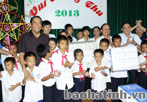 ... chung vui Trung thu với trẻ em Làng SOS...