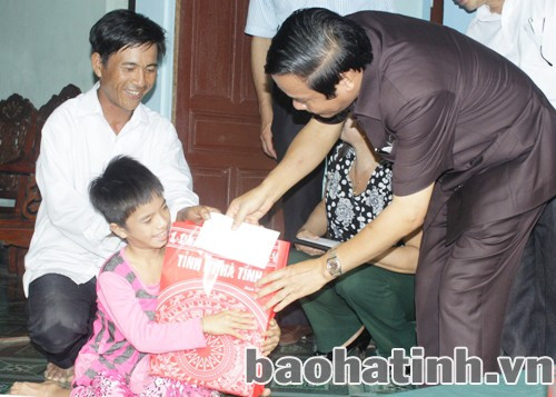 ... và tặng quà động viên gia đình ông Lê Công Minh (xóm Thành Sơn, Xuân Thành) có 2 con bị nhiễm chất độc da cam