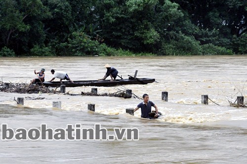 Mạo hiểm lội bộ qua cầu ngập sâu trên sông Ngàn Phố