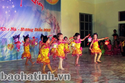 Đêm hội trăng rằm của các cháu thiếu nhi tại khu tái định cư Khe Ná. Ảnh: Xuân Hoàn