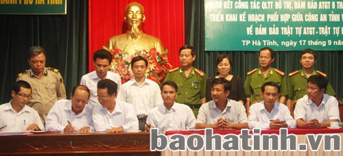 Ký cam kết thực hiện kế hoạch phối hợp giữa Công an tỉnh và Công an thành phố với các phường, xã