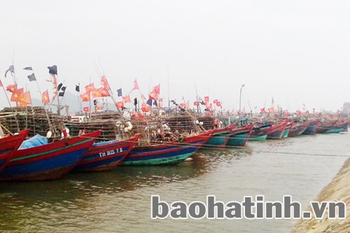 Tàu thuyền vào âu Cửa Sót (xã Thạch Kim) tránh bão số 8