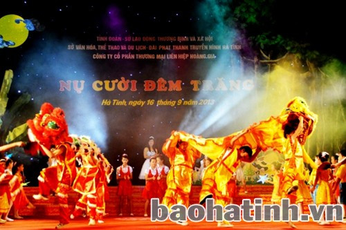Múa lân tại đêm hội “Nụ cười đêm trăng 2013”. Ảnh: P.V