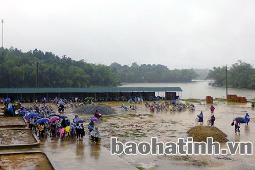 Học sinh vội vã về nhà khi thấy nước lũ dâng cao