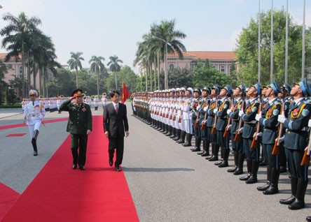 Bộ trưởng Phùng Quang Thanh và Bộ trưởng Itsunori Onodera duyệt đội danh dự Quân đội Nhân dân Việt Nam