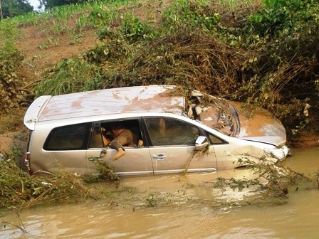 Chiếc xe gặp nạn nằm cách vị trí tràn khoảng 500 mét