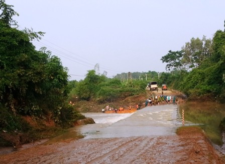 Lực lượng chức năng đang tiếp cận hiện trường