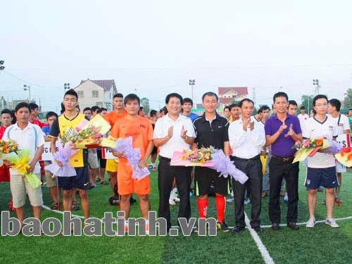 BTC tặng hoa chào mừng các đội bóng