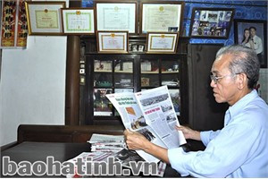 Ông Dương Vững - Bí thư chi bộ 3, Sơn Giang (Hương Sơn) đánh dấu những nội dung quan trọng trên Báo Hà Tĩnh và tổng hợp giới thiệu trong các buổi sinh hoạt chi bộ định kỳ