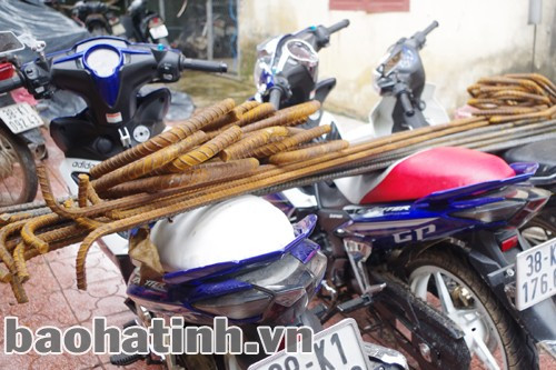 Những thanh sắt cướp được, các đối tượng đem bán cho các điểm thu mua phế liệu