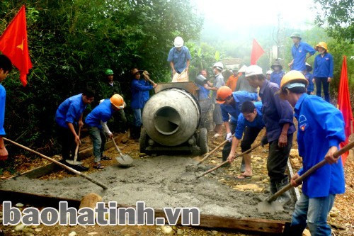 Thực hiện nghị quyết của Đảng về xây dựng nông thôn mới, xã Kỳ Tân (Kỳ Anh) huy động mọi nguồn lực làm đường giao thông nông thôn.