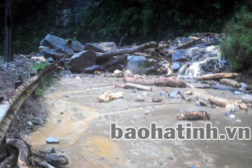 Sạt lở nghiêm trọng, gây ách tắc QL 8A tại km82+050