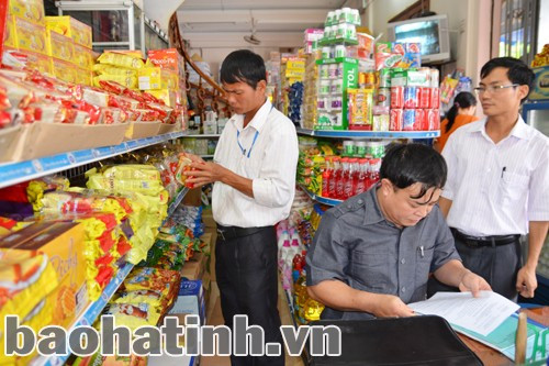 Cán bộ liên ngành UBND thành phố Hà Tĩnh kiểm tra, giám sát các mặt hàng đảm bảo VSATTP trong dịp tết Trung Thu
