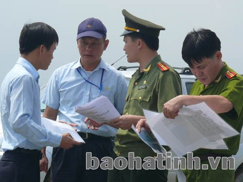 Tổ công tác của Đồn Công an Vũng Áng hội ý, trao đổi nghiệp vụ.