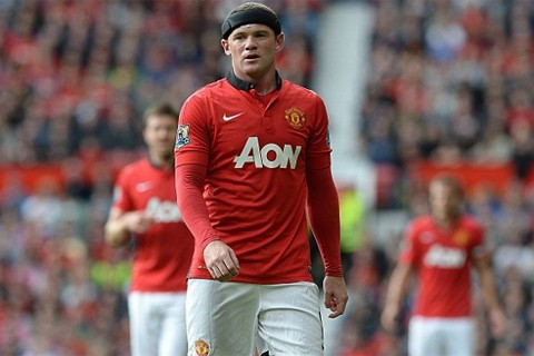 Rooney khá thoải mái với chiếc mũ bảo hiểm. Ảnh: PA.