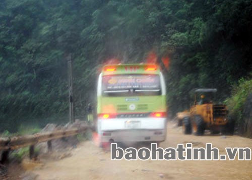 Mưa lớn, đất đá tiếp tục lở cộng với trời tối nên việc giải phòng lòng đường buộc phải dừng lại
