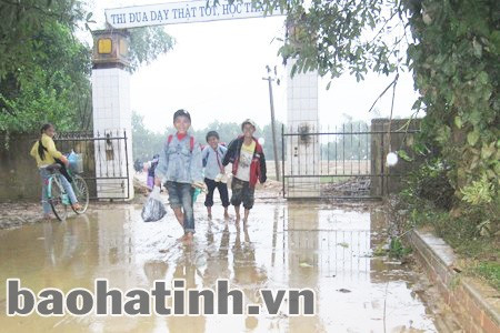 Thiên tai, lũ lụt đã tác động không nhỏ đến sự xuống cấp của nhiều trường học ở Hương Khê. Ảnh tư liệu