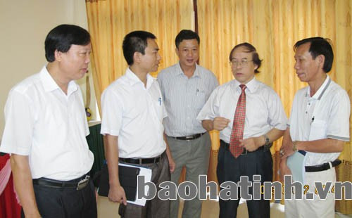 PGS.TS Hoàng Phức Hiệp - nguyên Vụ trưởng Vụ Pháp luật Quốc tế - Bộ Tư pháp (người thứ 2 bên phải) giải đáp những thắc mắc về pháp lý cho một số DN Hà Tĩnh. PGS.TS Hoàng Phức Hiệp - nguyên Vụ trưởng Vụ Pháp luật Quốc tế - Bộ Tư pháp (người thứ 2 bên phải) giải đáp những thắc mắc về pháp lý cho một số DN Hà Tĩnh.