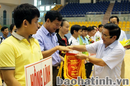 Phó Chủ tịch HĐND tỉnh Thiều Đình Duy trao cờ lưu niệm cho các đoàn VĐV