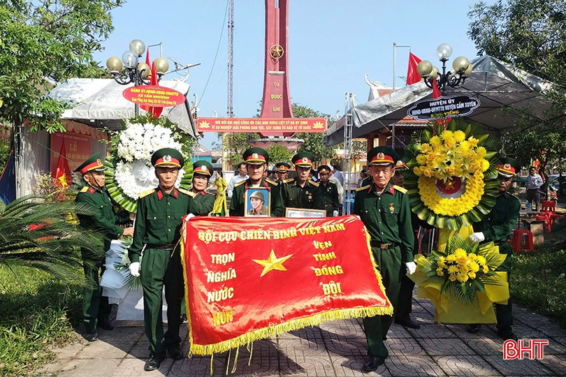 UBND xã Cẩm Nhượng (Cẩm Xuyên) tổ chức lễ đón nhận, truy điệu và an táng hài cốt liệt sĩ Trần Quang Cát. bqbht_br_752e209f33c88896d1d9.jpg