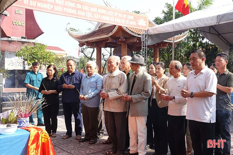 ... cùng đông đảo người dân và dòng họ thắp nén hương tưởng nhớ liệt sĩ Trần Quang Cát. bqbht_br_79a82ec26992d2cc8b83.jpg