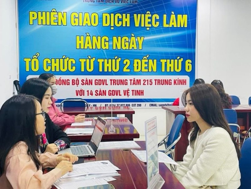 Các phiên giao dịch việc làm tại Hà Nội thu hút hàng trăm doanh nghiệp và hàng nghìn lượt ứng viên tham gia. ttld-2.jpg