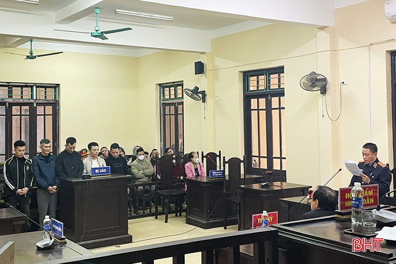 Đại diện Viện KSND huyện Cẩm Xuyên đọc cáo trạng xét xử nhóm đối tượng "Tổ chức sử dụng trái phép chất ma túy". bqbht_br_ba0cd5135a8ae6d4bf9b.jpg