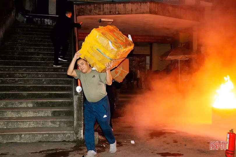 Bà con tiểu thương chợ TP Hà Tĩnh thực tập các phương án chữa cháy.