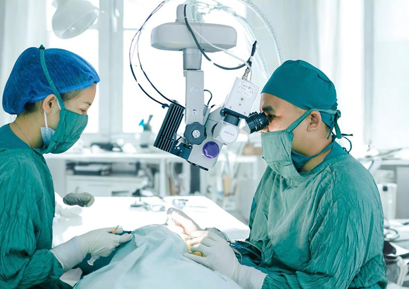 BS.CKII Võ Tá Thiện đang thực hiện ca mổ cho bà Huê mo-mat-1.jpg