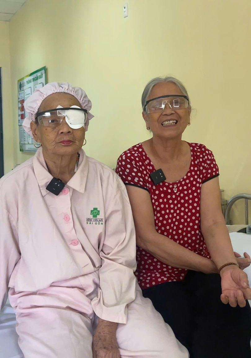 Bà Huê và bà Dung phấn khởi sau ca phẫu thuật mo-mat-2.jpg