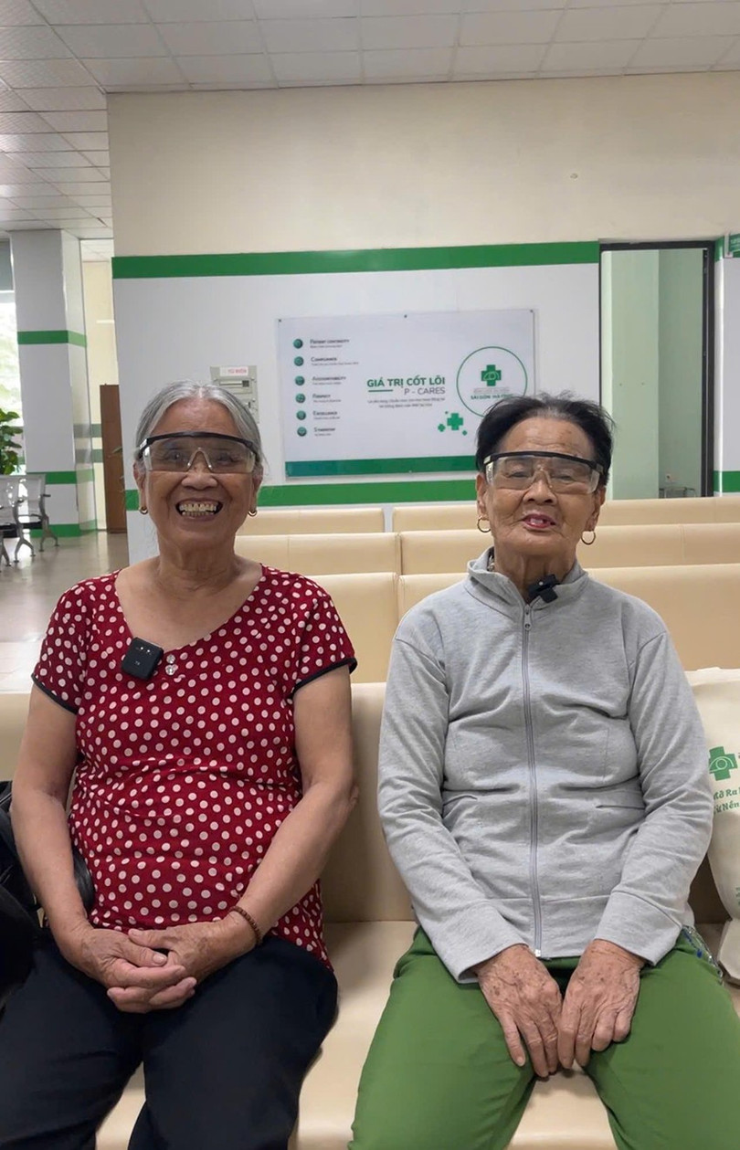 Nụ cười tươi rạng rỡ của 2 bà sau khi phẫu thuật xong mo-mat-3.jpg