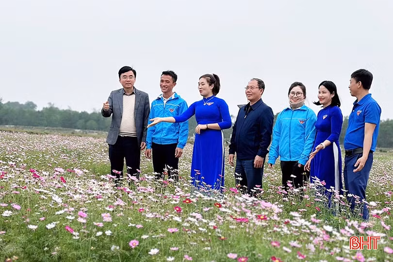 Anh Nguyễn Đình Kỷ (thứ hai từ trái sang) xây dựng mô hình du lịch trải nghiệm thu hút nhiều người dân đến tham quan